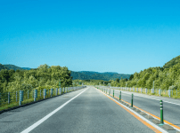 高速道路で遠くを見ている