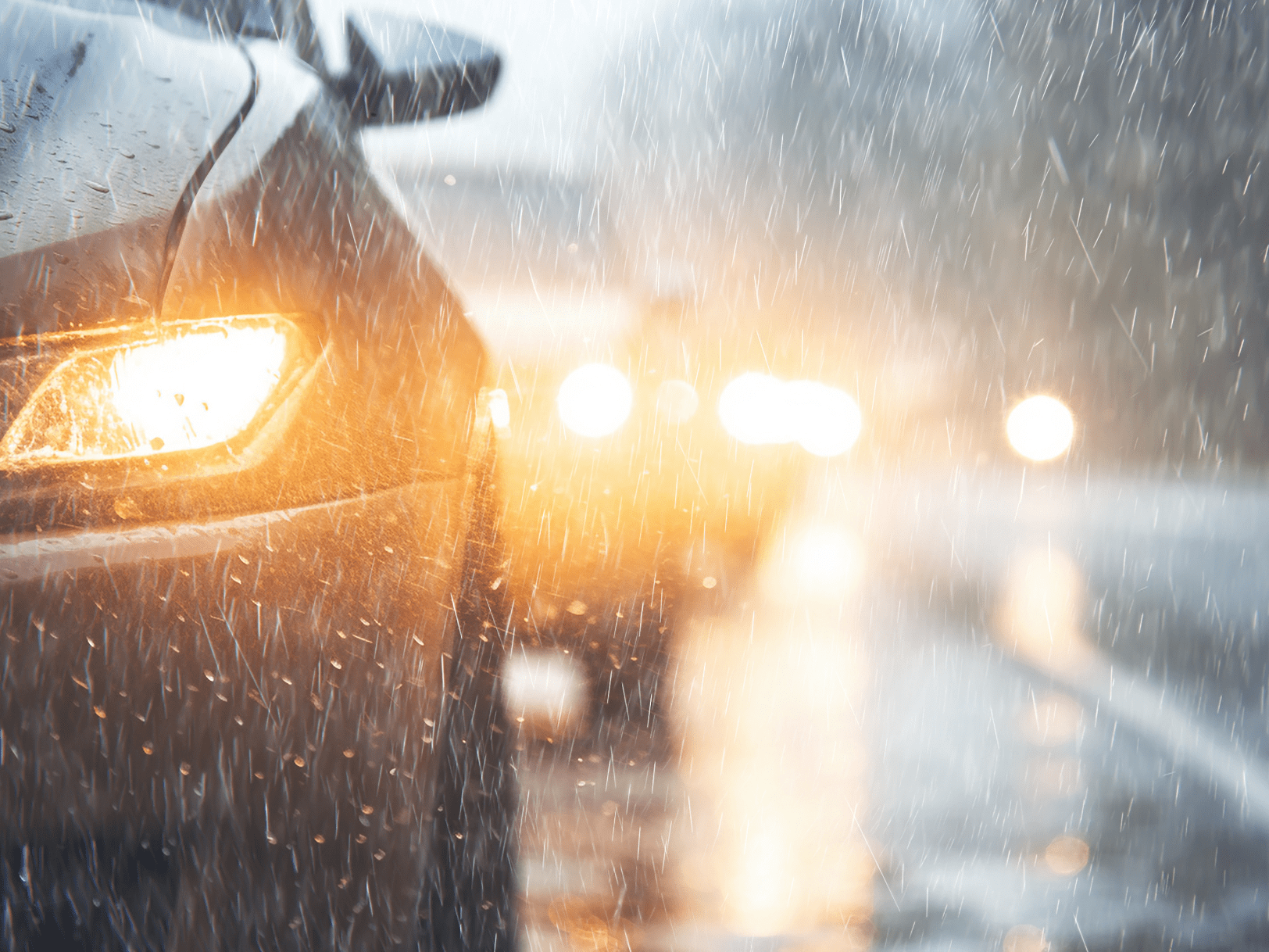 雨の日にライトを点けて走行している車