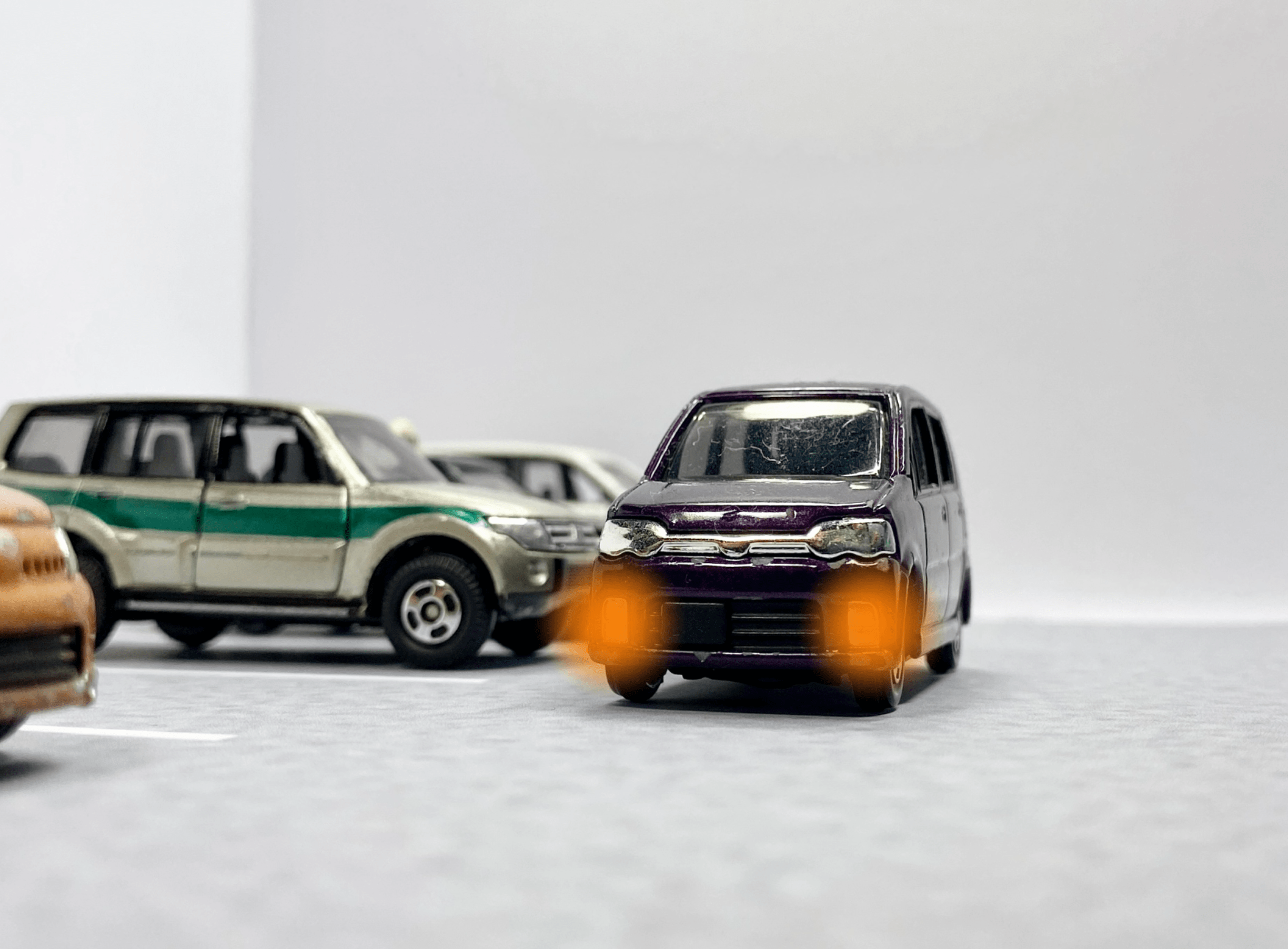 駐車スペースを見つけて止まってハザードランプを点けて周りのクルマにお知らせしているクルマ