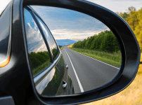 右のドアミラーの中央線に寄せている